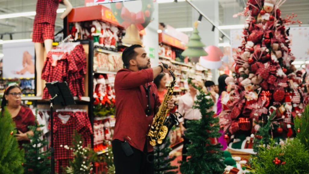 Hipermercados Olé da la bienvenida oficial a la Navidad con un mágico lanzamiento lleno de luces, música y nieve - Noticias de hoy en República Dominicana | De Último Minuto