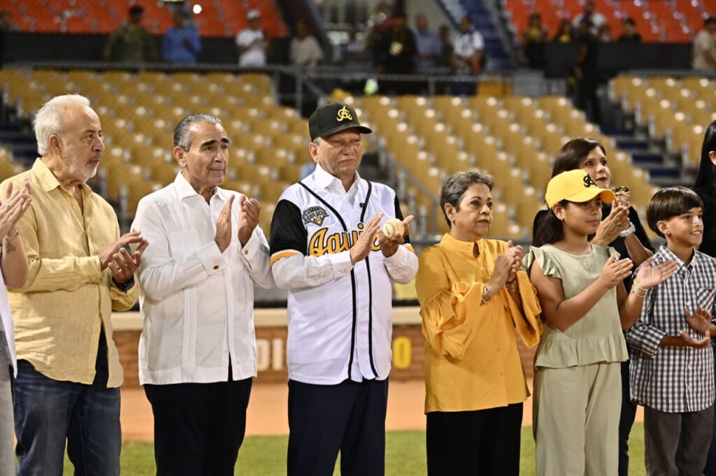 Leonardo Aguilera lanza la primera bola en partido inaugural del torneo de béisbol en el Estadio Cibao - Noticias de hoy en República Dominicana | De Último Minuto