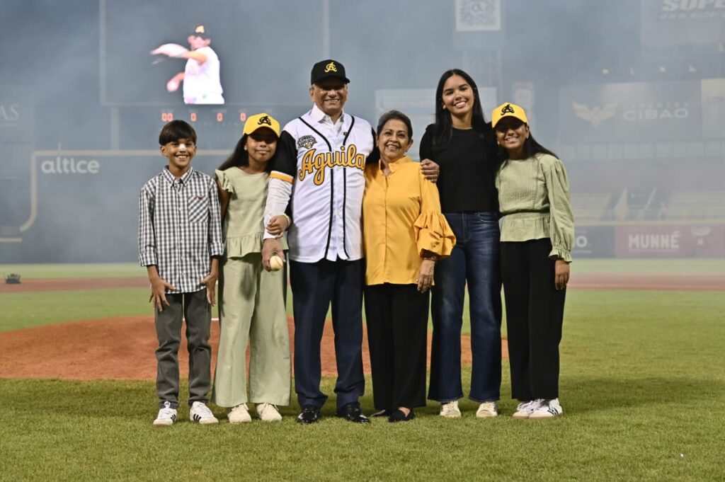 Leonardo Aguilera lanza la primera bola en partido inaugural del torneo de béisbol en el Estadio Cibao - Noticias de hoy en República Dominicana | De Último Minuto