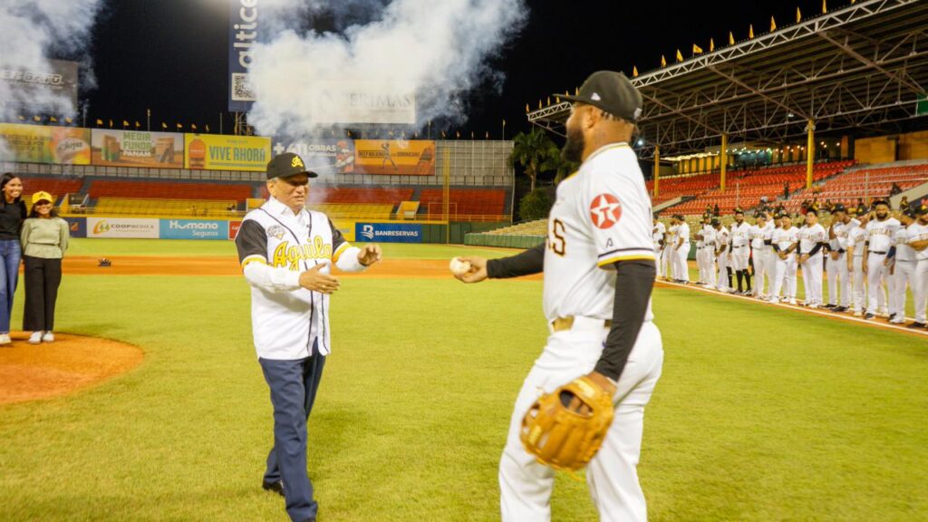 Leonardo Aguilera lanza la primera bola en partido inaugural del torneo de béisbol en el Estadio Cibao - Noticias de hoy en República Dominicana | De Último Minuto