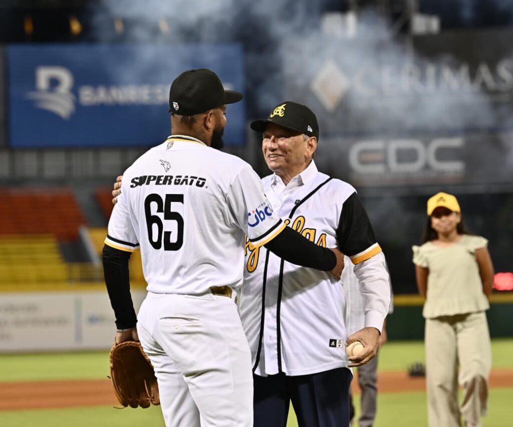 Leonardo Aguilera lanza la primera bola en partido inaugural del torneo de béisbol en el Estadio Cibao - Noticias de hoy en República Dominicana | De Último Minuto