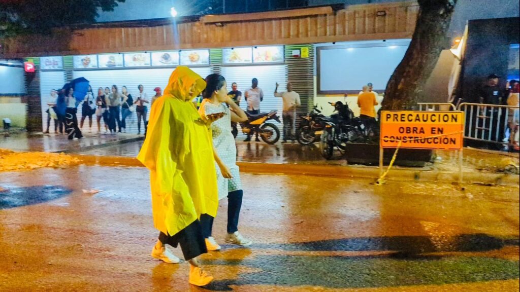 Fanáticos de Erreway cambiaron llamativos outfits por paraguas y fundas tras intensas lluvias - Noticias de hoy en República Dominicana | De Último Minuto