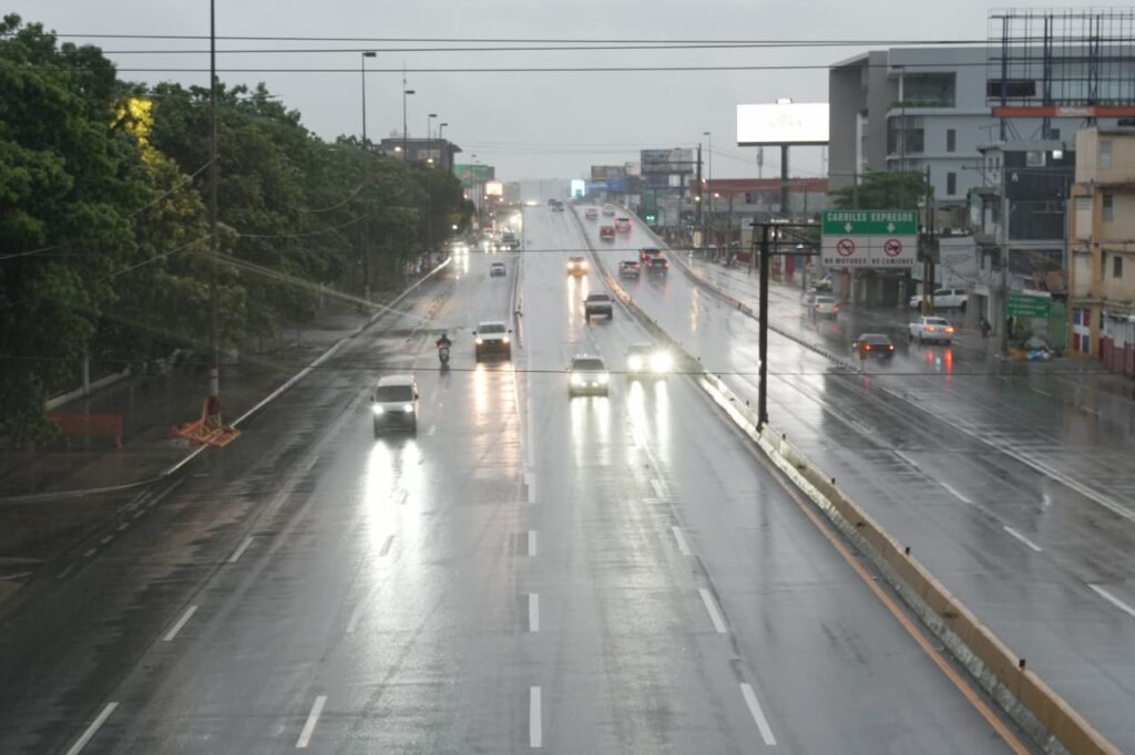 Tránsito en el DN se torna lento en horario nocturno: ciudadanos acatan medidas preventivas por tormenta Melissa - Noticias de hoy en República Dominicana | De Último Minuto