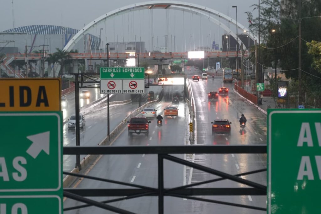 Tránsito en el DN se torna lento en horario nocturno: ciudadanos acatan medidas preventivas por tormenta Melissa - Noticias de hoy en República Dominicana | De Último Minuto