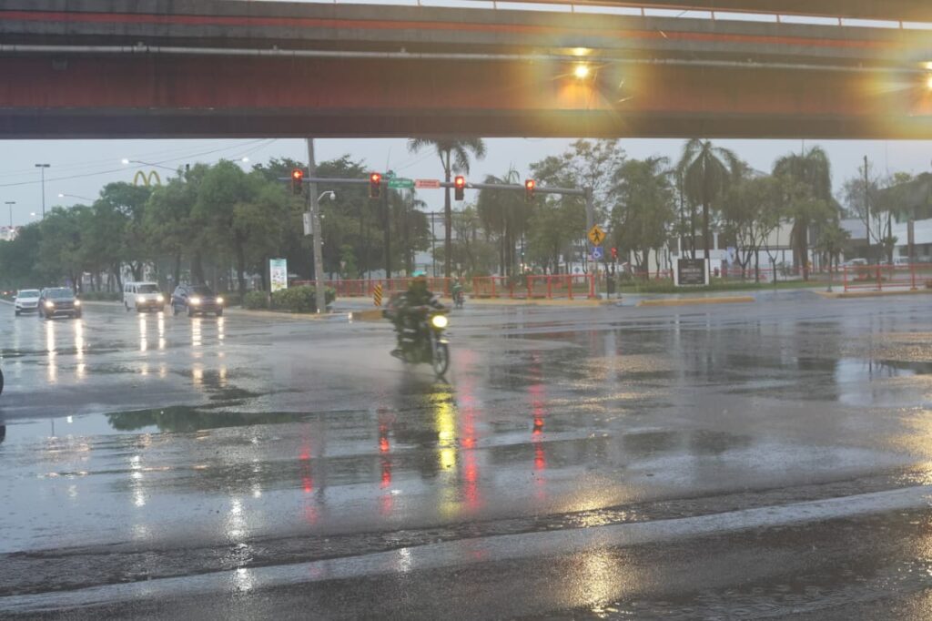 Tránsito en el DN se torna lento en horario nocturno: ciudadanos acatan medidas preventivas por tormenta Melissa - Noticias de hoy en República Dominicana | De Último Minuto