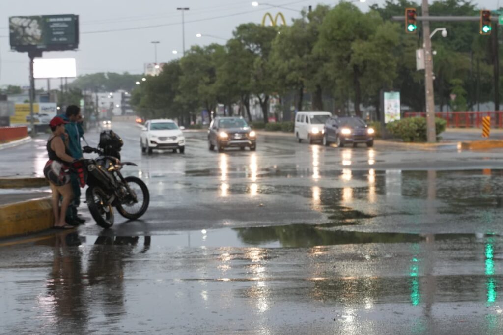 Tránsito en el DN se torna lento en horario nocturno: ciudadanos acatan medidas preventivas por tormenta Melissa - Noticias de hoy en República Dominicana | De Último Minuto