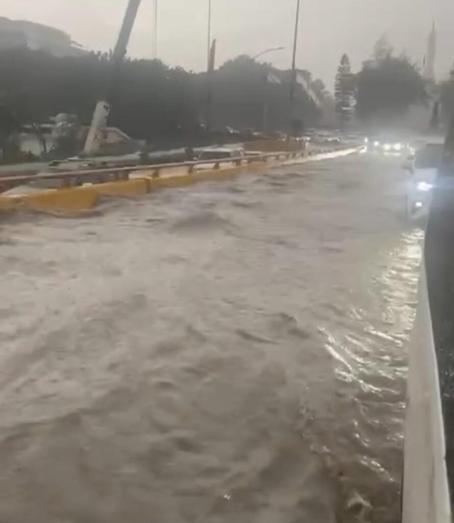 Lluvias provocan gran acumulación de agua en el elevado de la autopista Duarte en Santiago - Noticias de hoy en República Dominicana | De Último Minuto