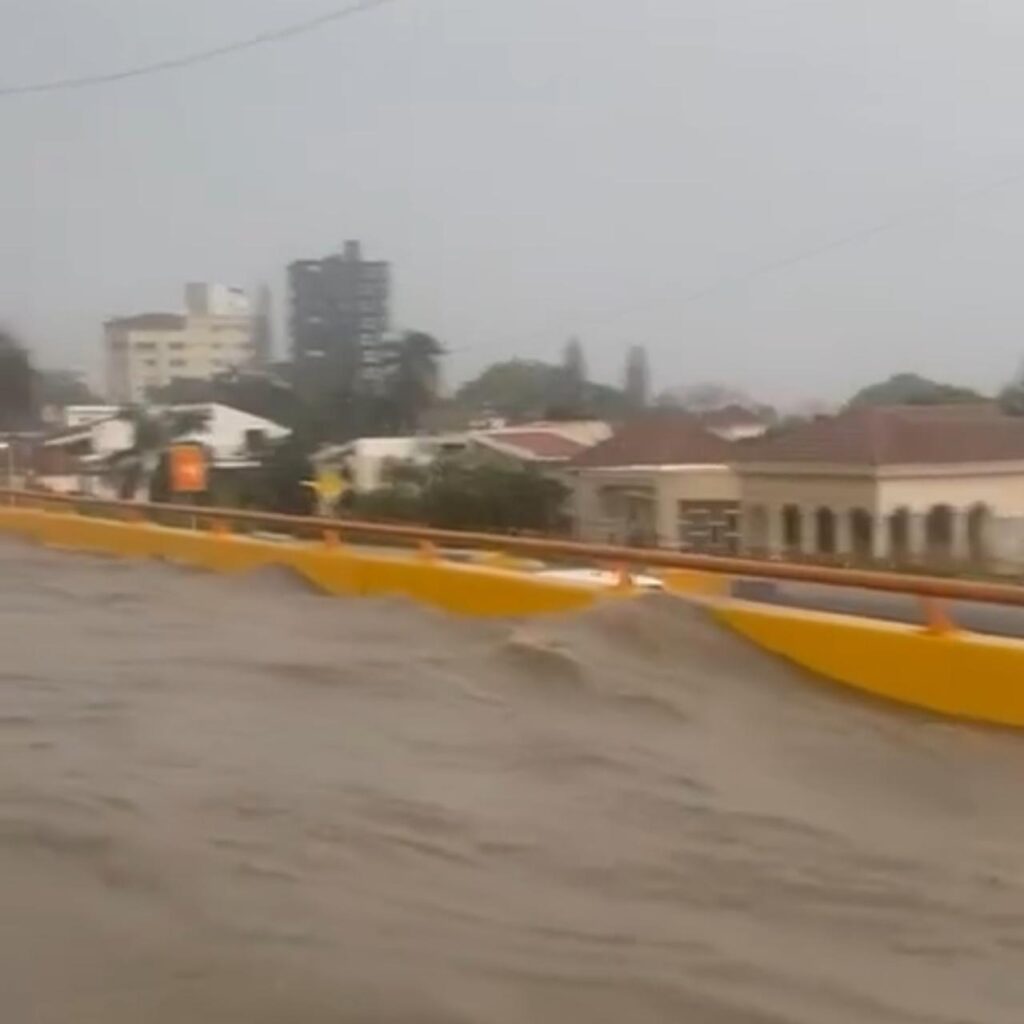 Lluvias provocan gran acumulación de agua en el elevado de la autopista Duarte en Santiago - Noticias de hoy en República Dominicana | De Último Minuto