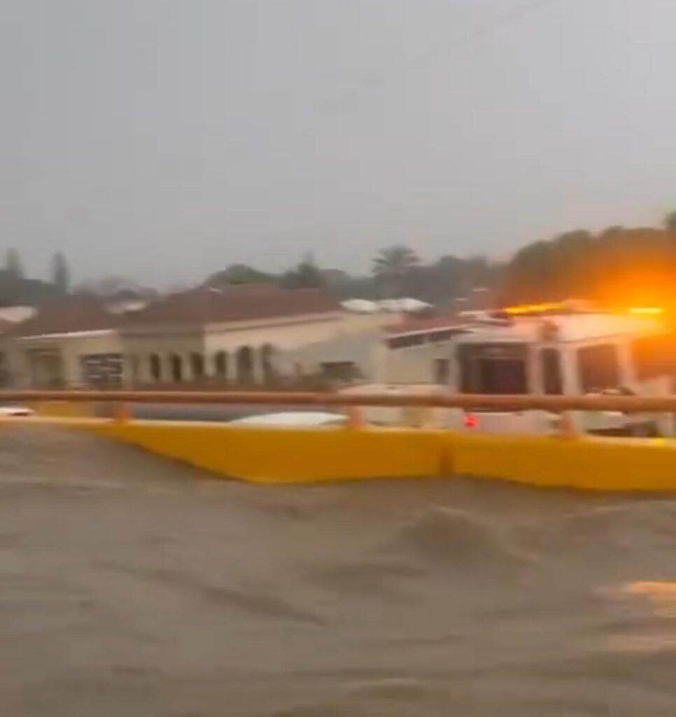 Lluvias provocan gran acumulación de agua en el elevado de la autopista Duarte en Santiago - Noticias de hoy en República Dominicana | De Último Minuto