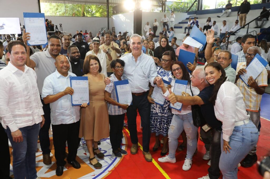 551 familias reciben sus títulos de propiedad en Sabana Pérdida - Noticias de hoy en República Dominicana | De Último Minuto