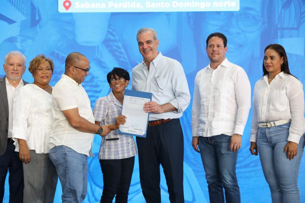 551 familias reciben sus títulos de propiedad en Sabana Pérdida - Noticias de hoy en República Dominicana | De Último Minuto