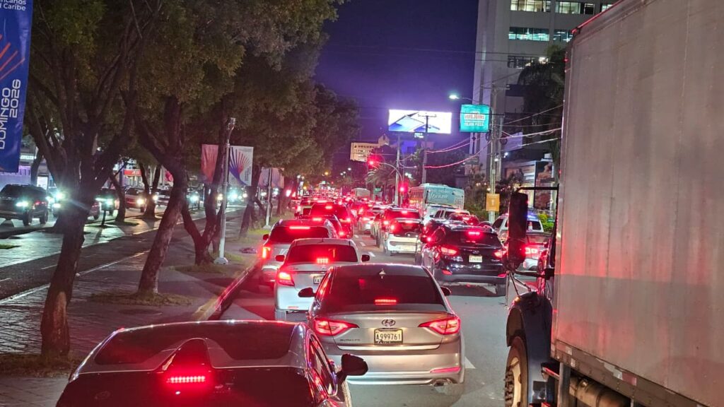 Tránsito colapsa en el Distrito Nacional: principales avenidas intransitables por fuerte taponamiento vehicular - Noticias de hoy en República Dominicana | De Último Minuto