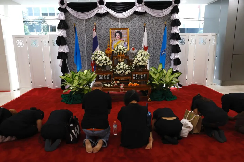Miles de tailandeses asisten en Bangkok al cortejo fúnebre de Sirikit, la reina madre de Tailandia - Noticias de hoy en República Dominicana | De Último Minuto