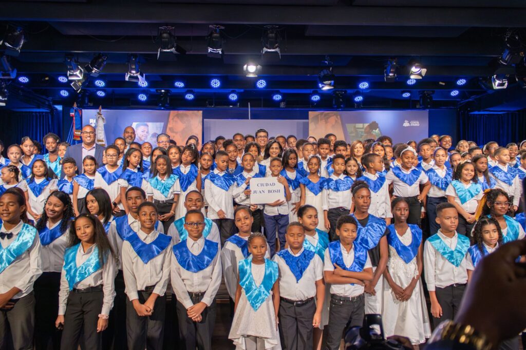 1,560 niños se gradúan de inglés totalmente gratis a través del Plan PROA - Noticias de hoy en República Dominicana | De Último Minuto