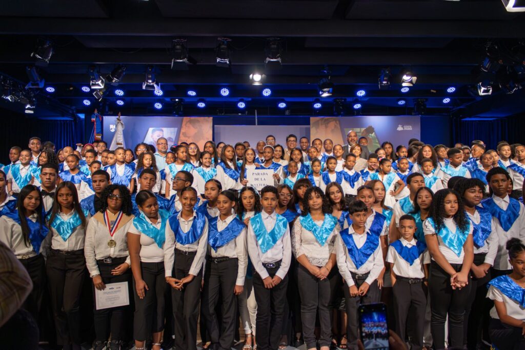 1,560 niños se gradúan de inglés totalmente gratis a través del Plan PROA - Noticias de hoy en República Dominicana | De Último Minuto