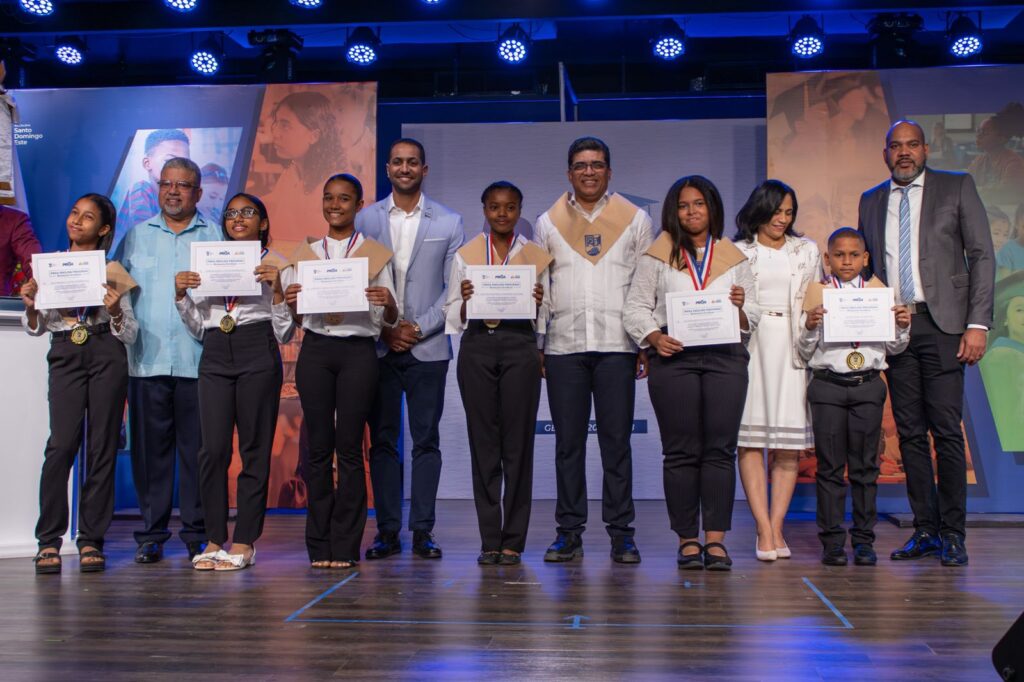 1,560 niños se gradúan de inglés totalmente gratis a través del Plan PROA - Noticias de hoy en República Dominicana | De Último Minuto
