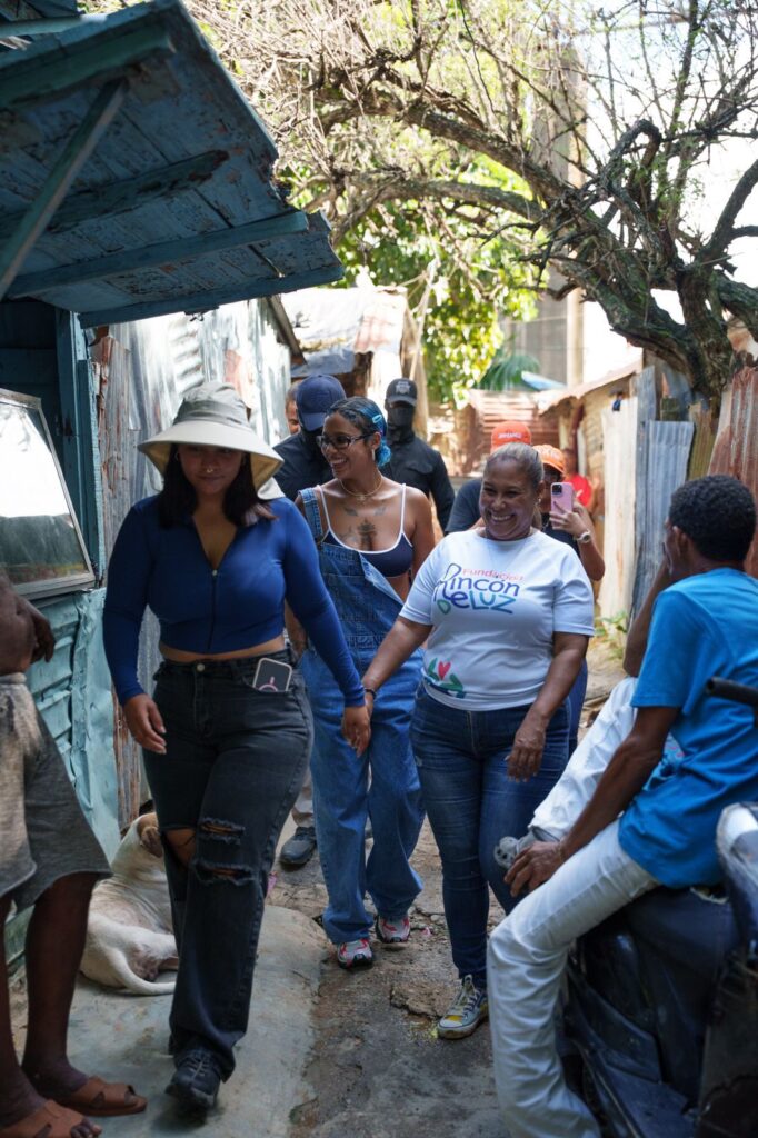 Tokischa y Jompeame entregaron donaciones a familias afectadas en Gualey por tormenta Melissa - Noticias de hoy en República Dominicana | De Último Minuto