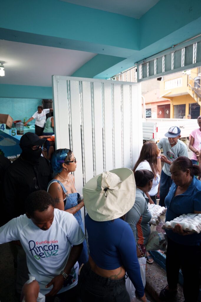 Tokischa y Jompeame entregaron donaciones a familias afectadas en Gualey por tormenta Melissa - Noticias de hoy en República Dominicana | De Último Minuto