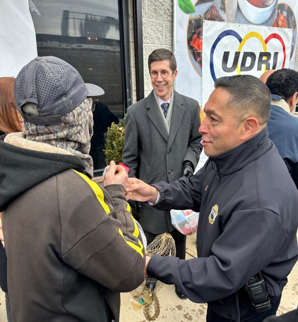 Líderes comunitarios regalan pavo en víspera del Día de Acción de Gracias en Providence - Noticias de hoy en República Dominicana | De Último Minuto