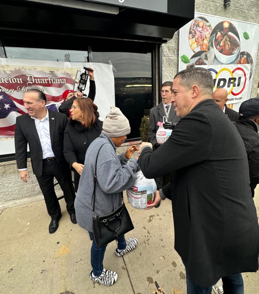 Líderes comunitarios regalan pavo en víspera del Día de Acción de Gracias en Providence - Noticias de hoy en República Dominicana | De Último Minuto