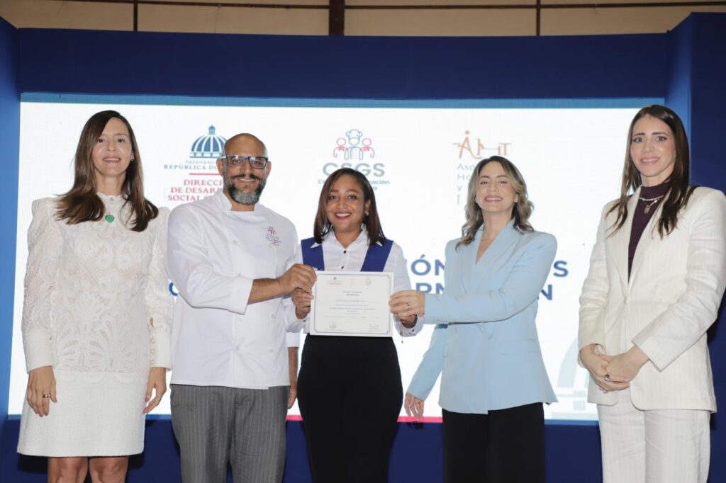 Desarrollo Social Supérate gradúa 300 estudiantes del Centro de Superación Gastronómica de Boca Chica - Noticias de hoy en República Dominicana | De Último Minuto