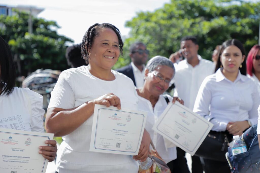 Desarrollo Social Supérate gradúa 300 estudiantes del Centro de Superación Gastronómica de Boca Chica - Noticias de hoy en República Dominicana | De Último Minuto