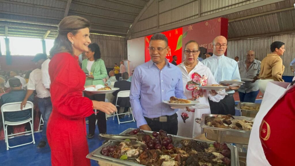 Raquel Peña encabeza lanzamiento de la “Brisita Navideña” en Santiago; entrega de bonos se retrasa por falla técnica - Noticias de hoy en República Dominicana | De Último Minuto