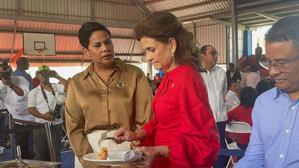 Raquel Peña encabeza lanzamiento de la “Brisita Navideña” en Santiago; entrega de bonos se retrasa por falla técnica - Noticias de hoy en República Dominicana | De Último Minuto