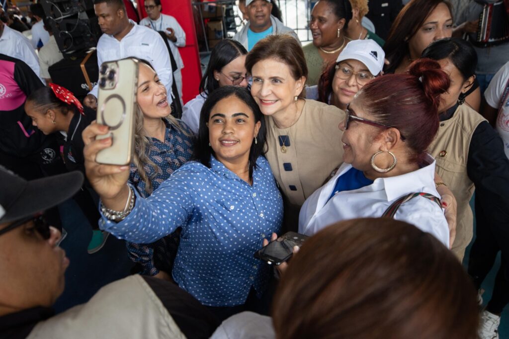 Raquel Peña lleva la “Navidad 360” a la Línea Noroeste - Noticias de hoy en República Dominicana | De Último Minuto