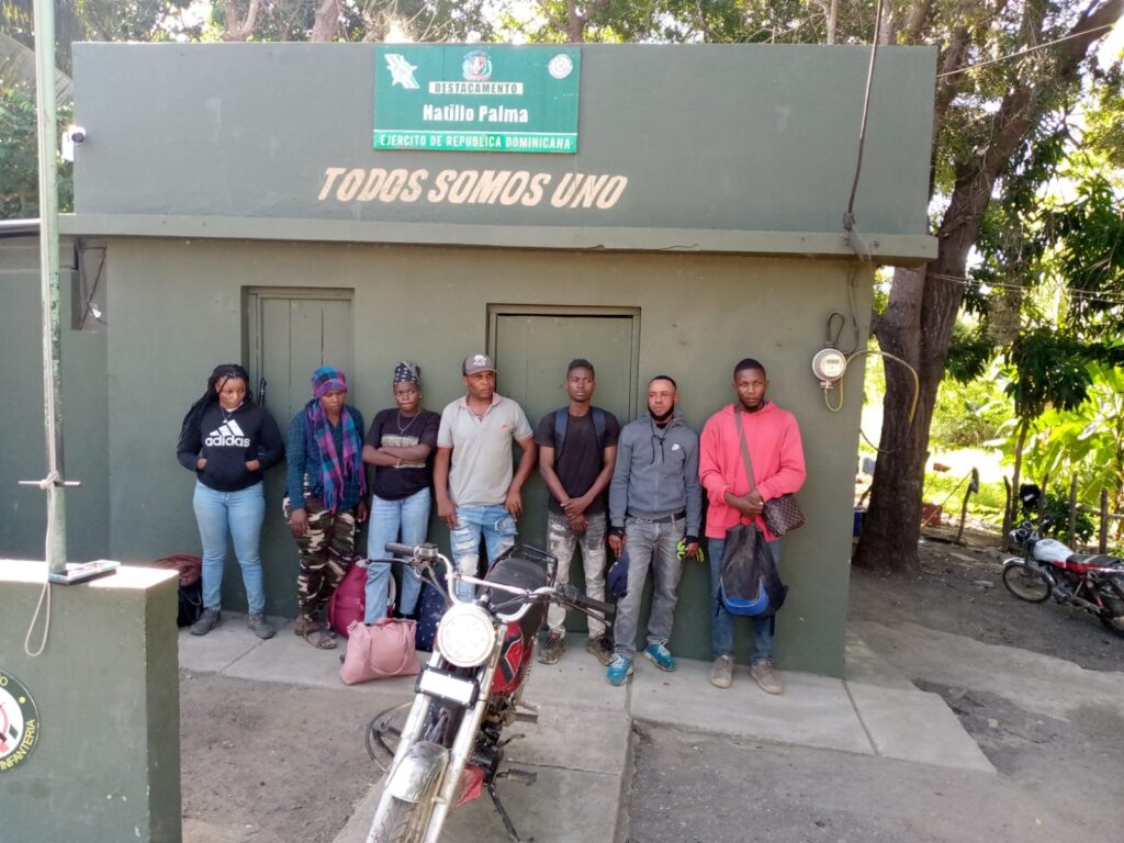 Ejército detiene 30 haitianos indocumentados y ocupa motocicletas en Montecristi - Noticias de hoy en República Dominicana | De Último Minuto