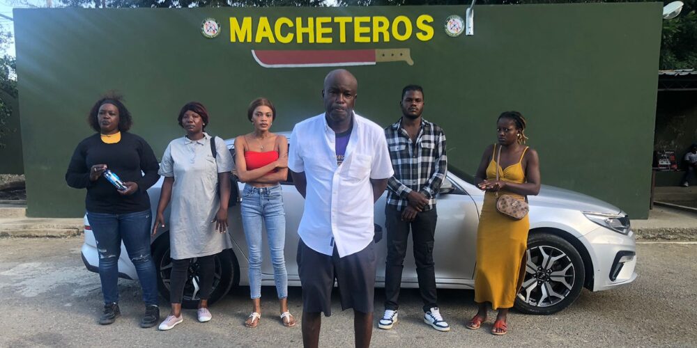 Detienen conductor que transportaba haitianos indocumentados en un vehículo en Mao