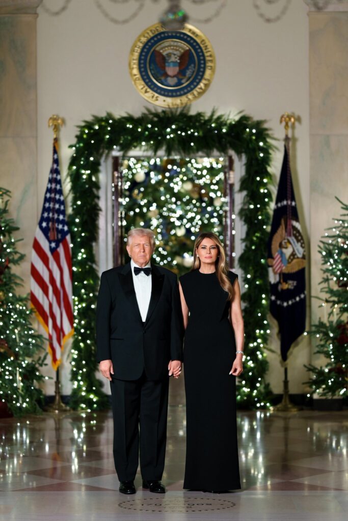 Serios, vestidos de negro y entre luces navideñas: la postal de Navidad de los Trump - Noticias de hoy en República Dominicana | De Último Minuto