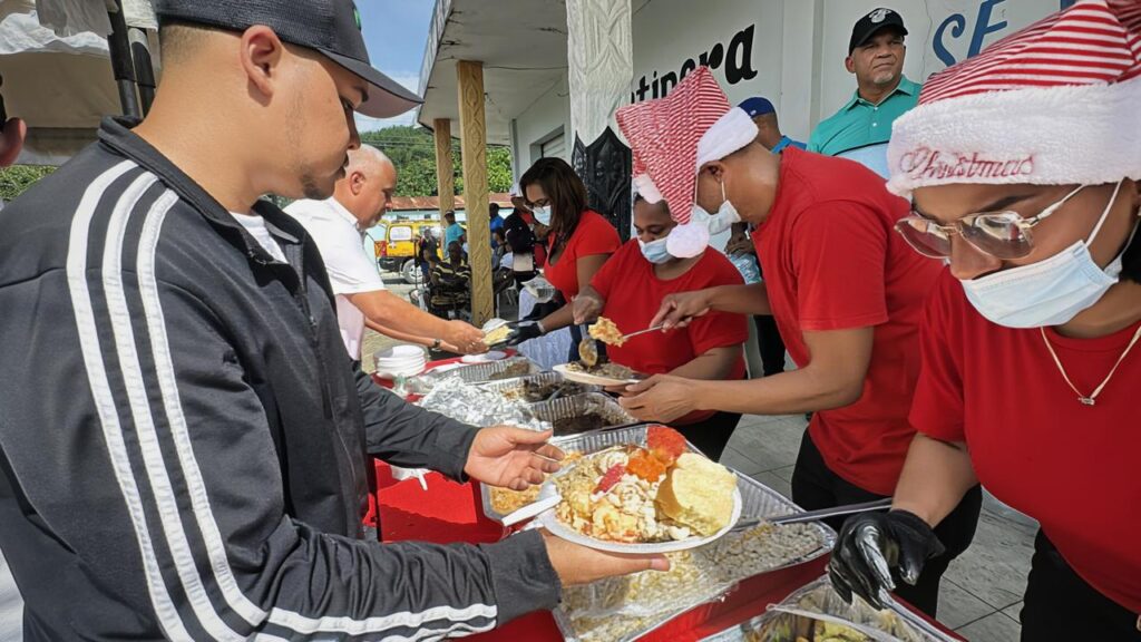 Héctor Acosta comparte un almuerzo navideño con comunitarios de Maimón - Noticias de hoy en República Dominicana | De Último Minuto