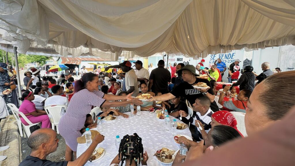 Héctor Acosta comparte un almuerzo navideño con comunitarios de Maimón - Noticias de hoy en República Dominicana | De Último Minuto