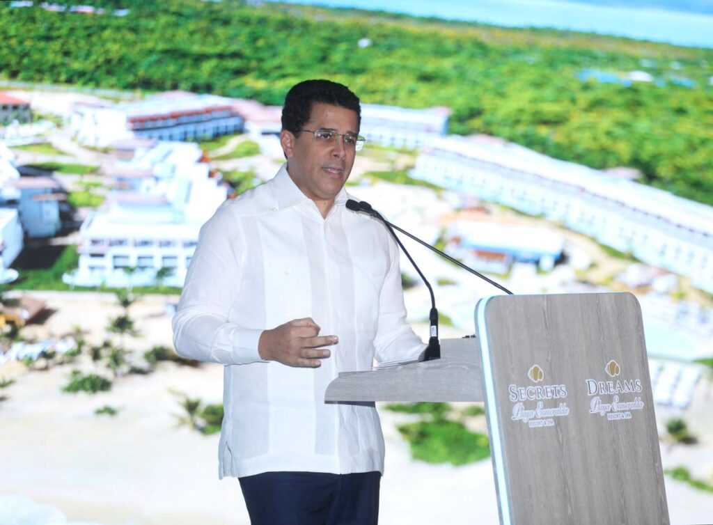 Abinader asiste a inauguración de los hoteles Dreams y Secrets Playa Esmeralda - Noticias de hoy en República Dominicana | De Último Minuto