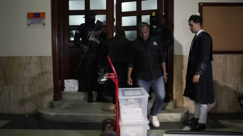 Defensa de Eduardo Read Estrella deposita más de 12 cajas de pruebas de arraigo ante el tribunal - Noticias de hoy en República Dominicana | De Último Minuto
