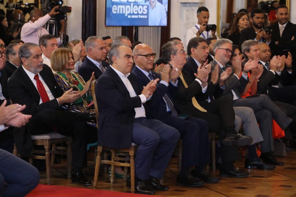 Abinader celebra cifra récord de 200,134 empleos directos en zonas francas: 54% es ocupado por mujeres - Noticias de hoy en República Dominicana | De Último Minuto