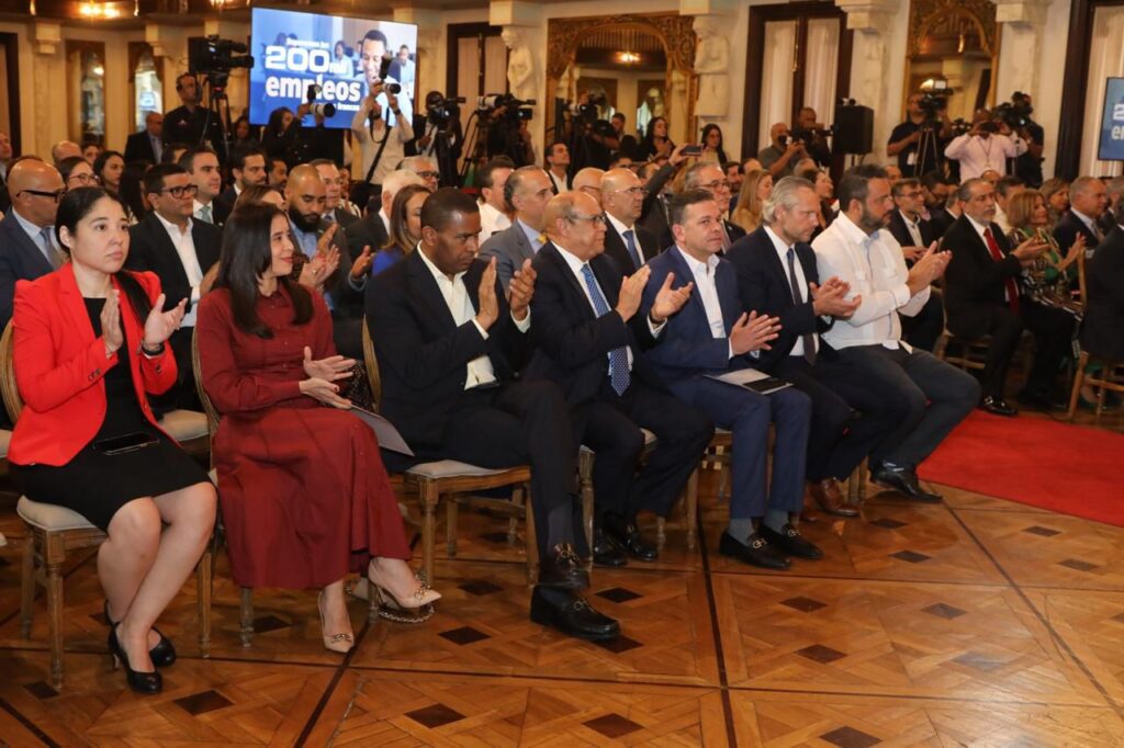 Abinader celebra cifra récord de 200,134 empleos directos en zonas francas: 54% es ocupado por mujeres - Noticias de hoy en República Dominicana | De Último Minuto