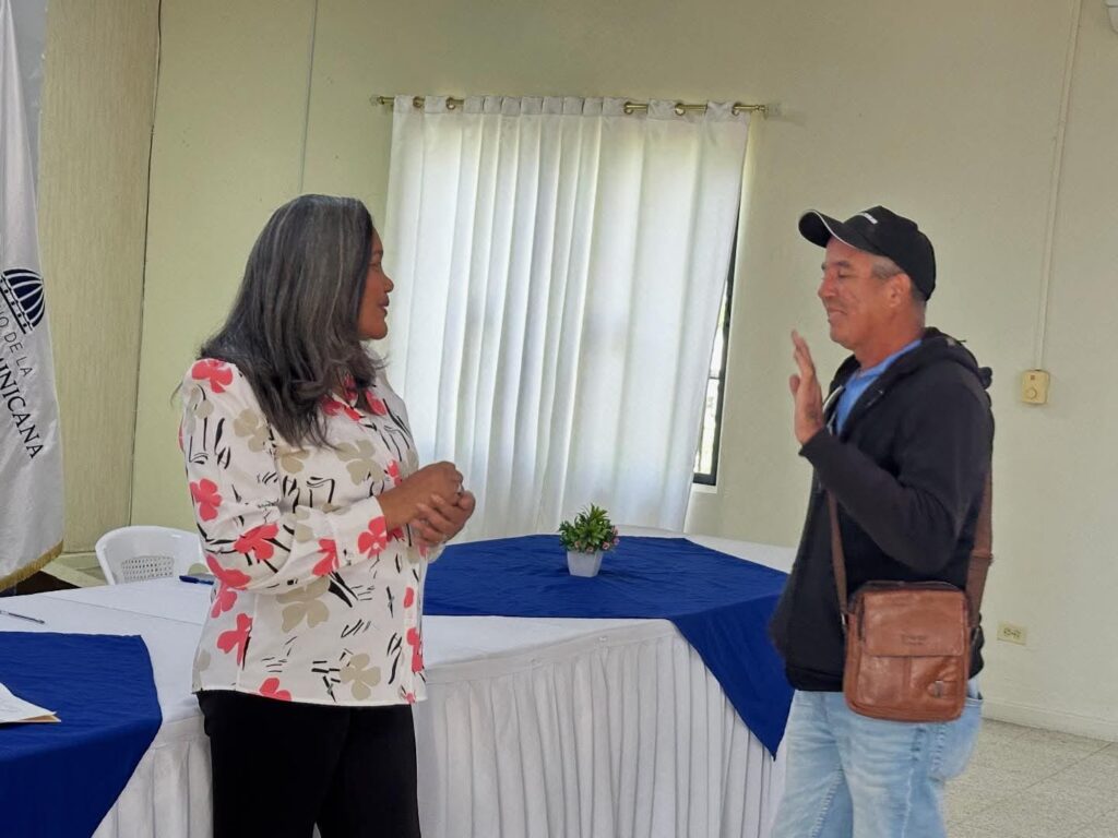 Gobernación de Azua entrega bonos navideños a juntas de vecinos - Noticias de hoy en República Dominicana | De Último Minuto