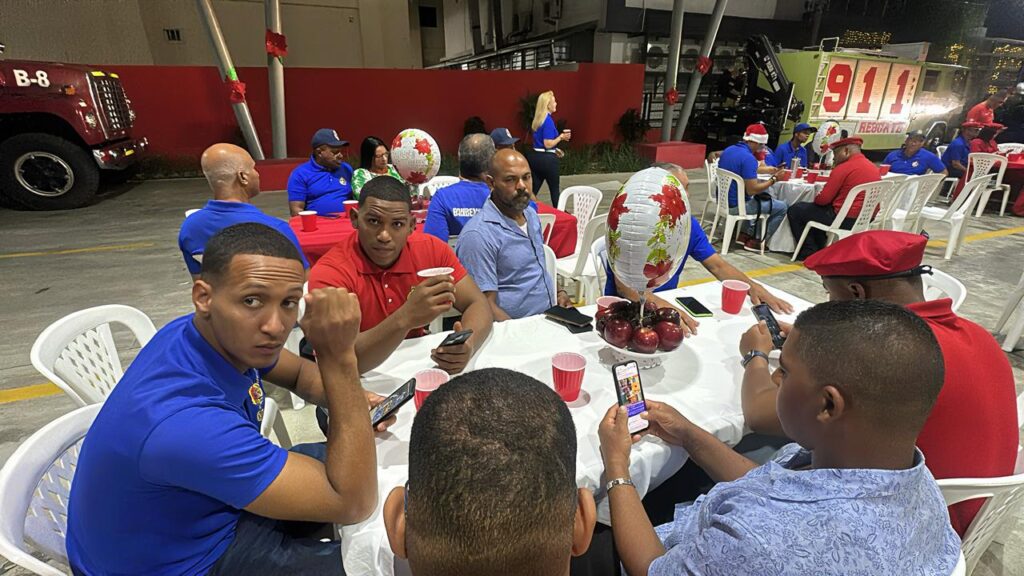 Patronato de Ayuda a los Bomberos ofrece cena navideña en Bonao - Noticias de hoy en República Dominicana | De Último Minuto