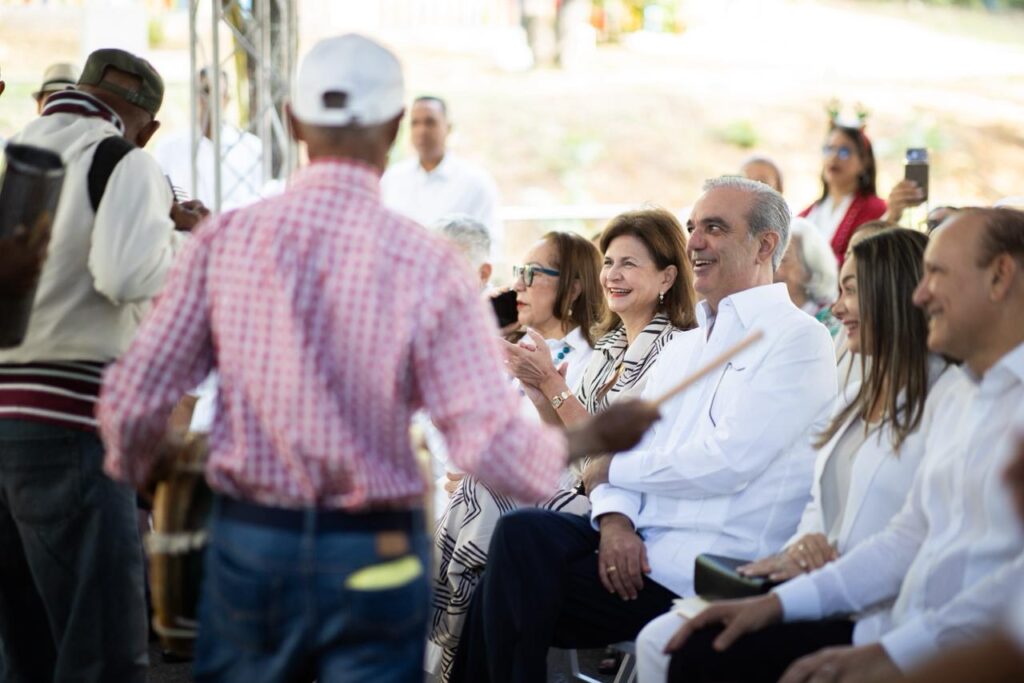 Abinader y Raquel Peña comparten villancicos navideños con familias en Casa Presidencial de Santiago - Noticias de hoy en República Dominicana | De Último Minuto