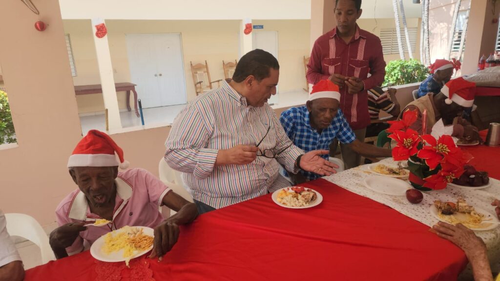 Almuerzo navideño con los adultos mayores del Hogar Alegría de Neyba - Noticias de hoy en República Dominicana | De Último Minuto