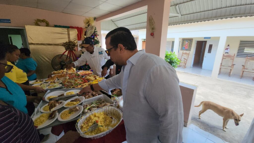 Almuerzo navideño con los adultos mayores del Hogar Alegría de Neyba - Noticias de hoy en República Dominicana | De Último Minuto