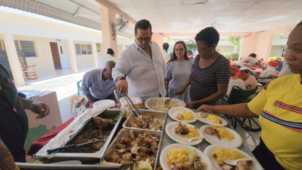 Almuerzo navideño con los adultos mayores del Hogar Alegría de Neyba - Noticias de hoy en República Dominicana | De Último Minuto