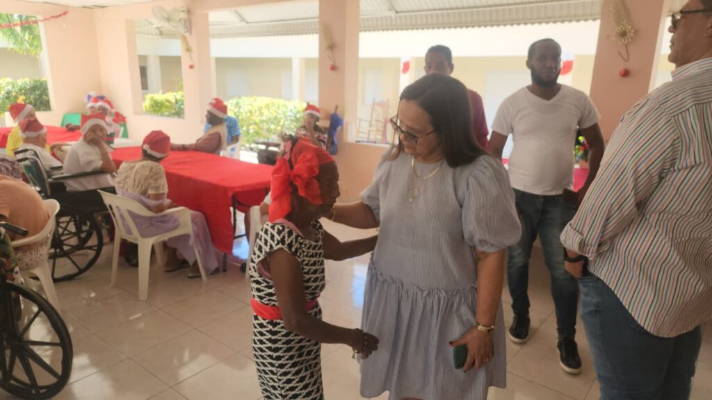 Almuerzo navideño con los adultos mayores del Hogar Alegría de Neyba - Noticias de hoy en República Dominicana | De Último Minuto