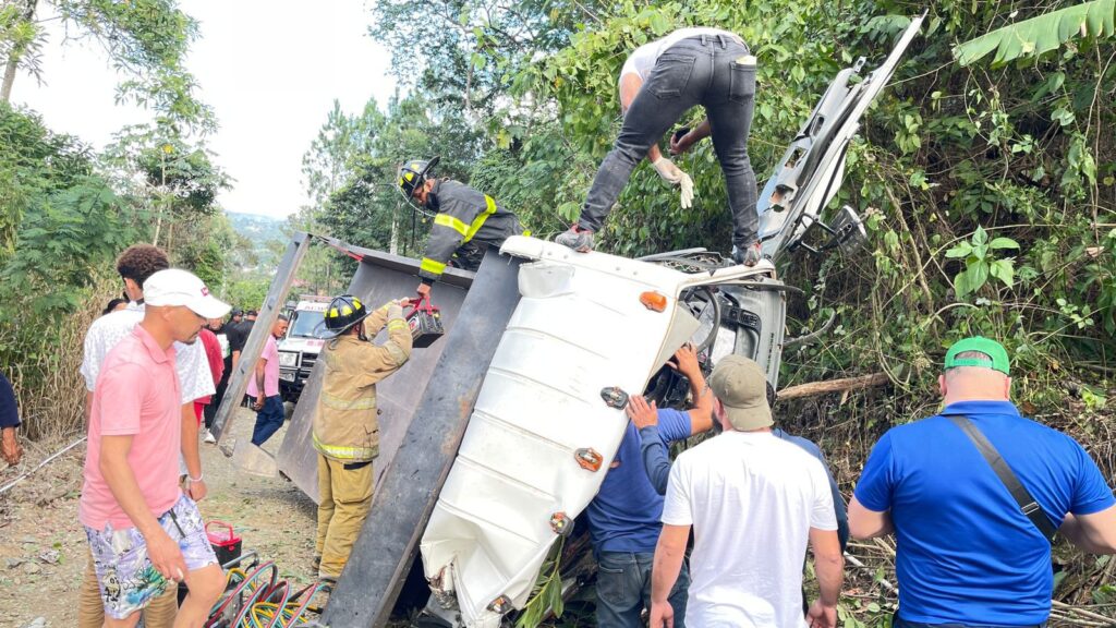 Conductor resulta herido tras aparatoso accidente de camión en Estancita de Jarabacoa - Noticias de hoy en República Dominicana | De Último Minuto