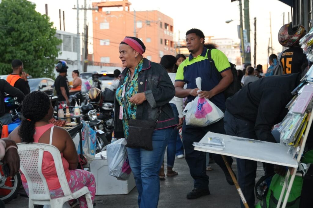 ¿Y tú, ya tienes tu outfit? dominicanos compran su ropa para recibir el Año Nuevo - Noticias de hoy en República Dominicana | De Último Minuto