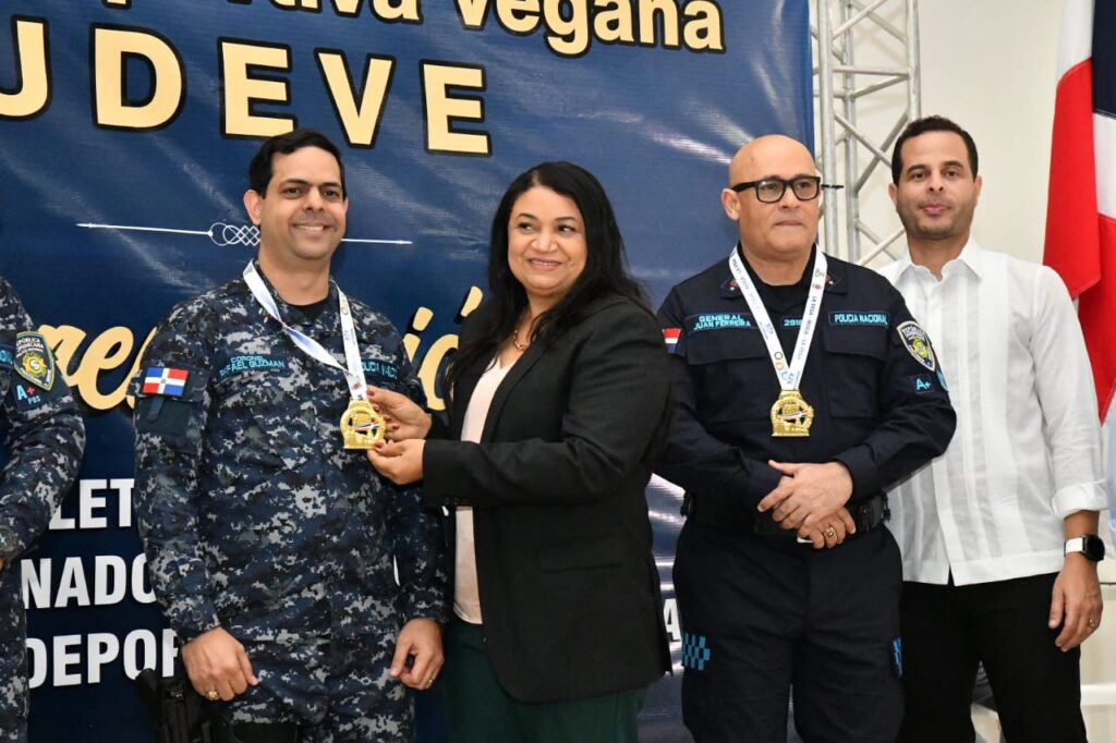 Policía Nacional recibe reconocimiento de la Unión Deportiva Vegana - Noticias de hoy en República Dominicana | De Último Minuto