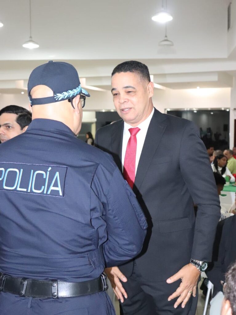 Policía Nacional recibe reconocimiento de la Unión Deportiva Vegana - Noticias de hoy en República Dominicana | De Último Minuto