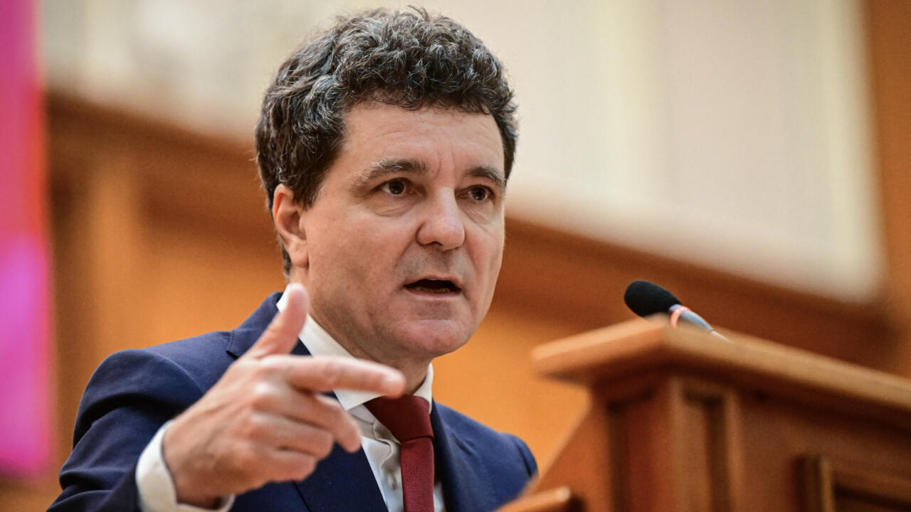 Presidente rumano impugna la ley que limita el número de extranjeros en competiciones